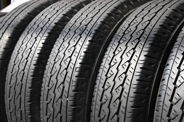 車のパンク修理の依頼先や費用、見分け方や自分でできる応急処置も解説!