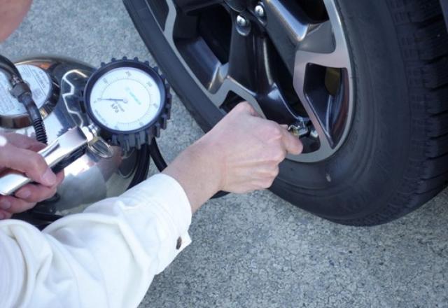 車のパンク修理の依頼先や費用、見分け方や自分でできる応急処置も解説!