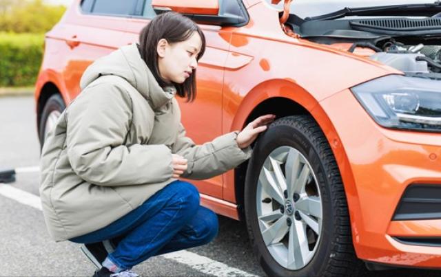 車のパンク修理の依頼先や費用、見分け方や自分でできる応急処置も解説!