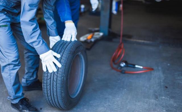 車のパンク修理の依頼先や費用、見分け方や自分でできる応急処置も解説!