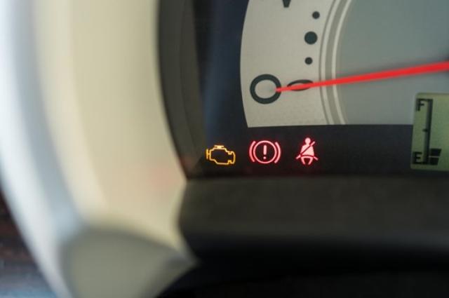 車の警告ランプを危険度別に解説!点灯の要因を調べる方法とは?