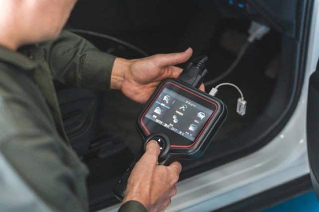 車の警告ランプを危険度別に解説!点灯の要因を調べる方法とは?