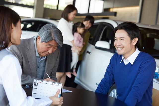 ベンツCクラスの燃費はどのくらいなの?乗る魅力やグレードごとの特徴まとめ