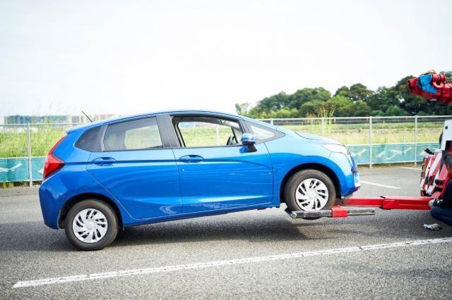 レッカーされる青い車