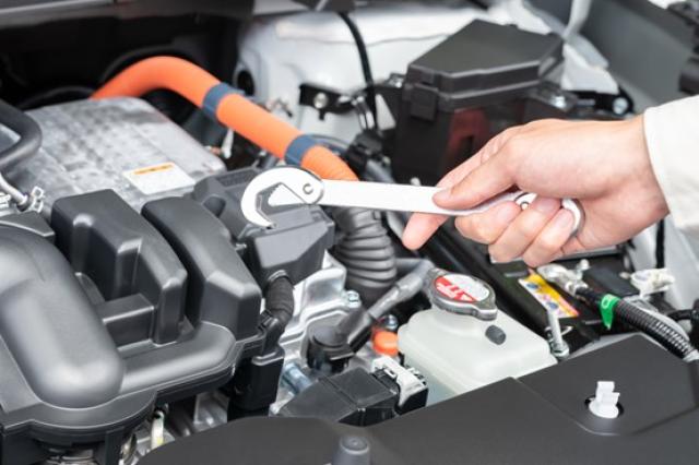 車のエンジンルーム