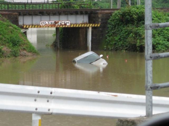 水没した車