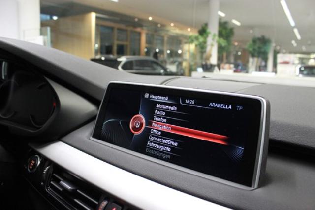 BMWのiDriveとは何？搭載される機能や操作方法の詳細を解説｜中古車の