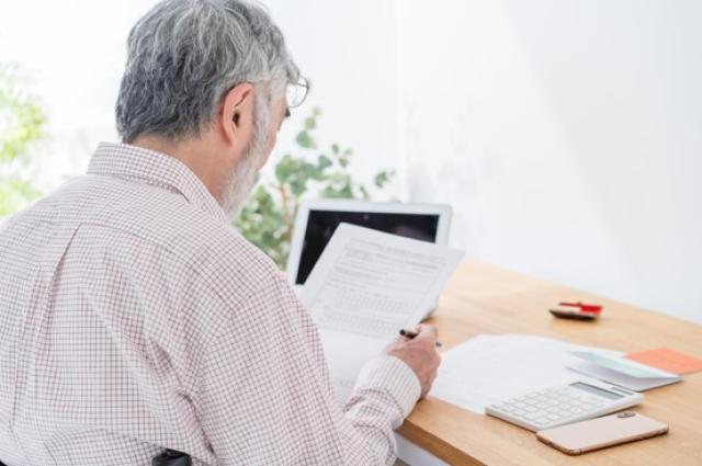 書類を準備するシニア男性