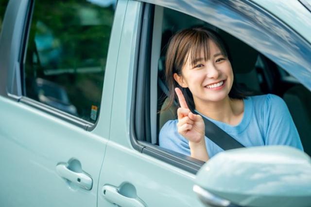 車検シールの見方や貼る位置を解説！知らないと罰則になるルールもチェック