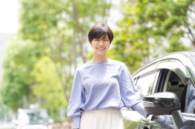 車検シールの見方や貼る位置を解説！知らないと罰則になるルールもチェック