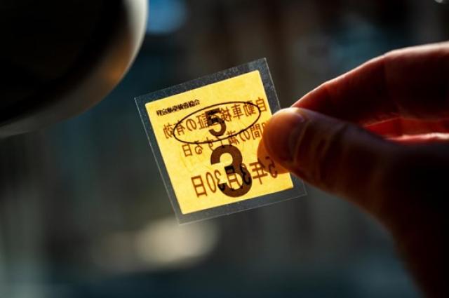 車検シールの見方や貼る位置を解説！知らないと罰則になるルールもチェック