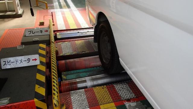 車検シールを貼っていない車は罰則対象？正しい貼り方や再発行方法も