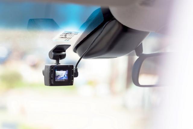 車検シールを貼っていない車は罰則対象？正しい貼り方や再発行方法も