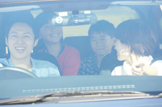 車検シールを貼っていない車は罰則対象？正しい貼り方や再発行方法も