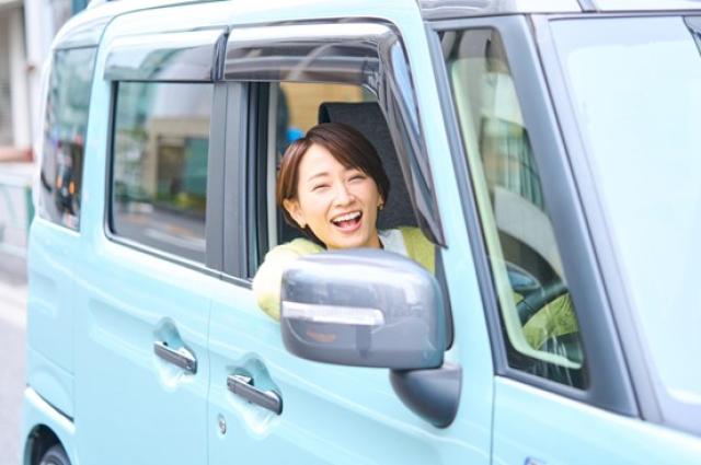 軽自動車を運転をする女性