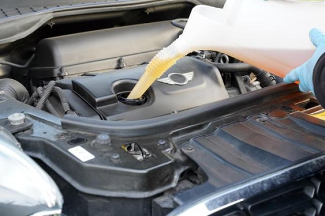 エンジンオイル注入