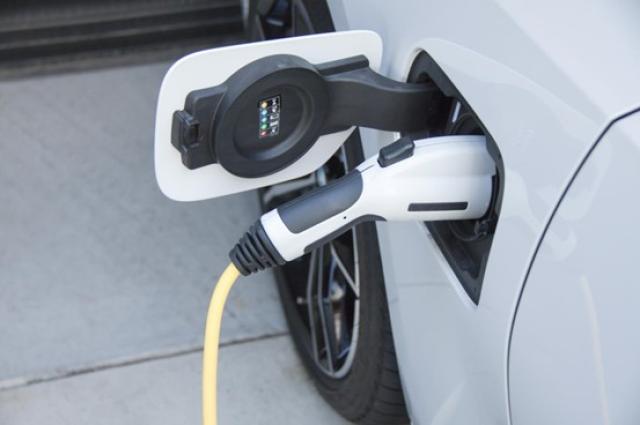 充電中の電気自動車