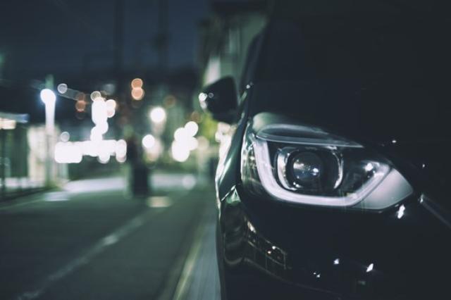 車のヘッドライトの交換はどうすればいい？方法や交換費用について解説