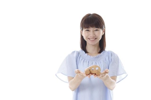 ミニカーを持つ女性