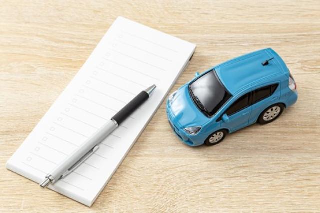 ペンとメモ帳とミニカー