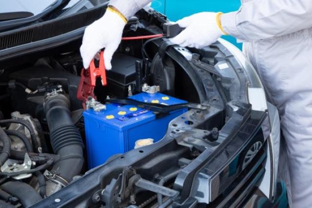 車のバッテリーを充電する方法は?バッテリー上がりの対処法やメンテナンスを紹介