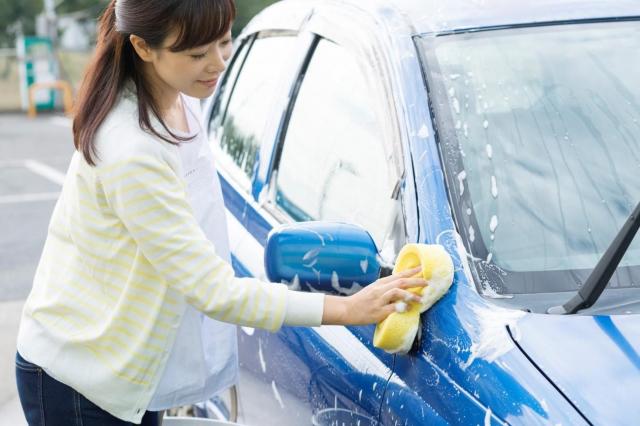 洗車をする女性