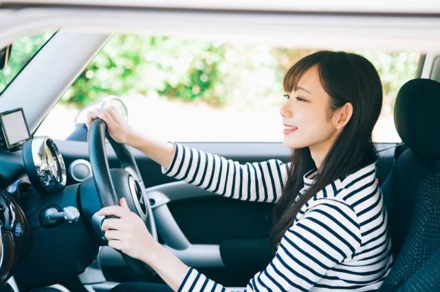 車を運転する女性