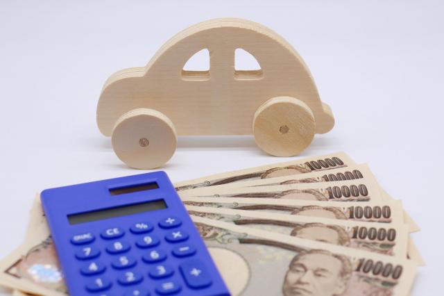 車の小物と電卓とお札