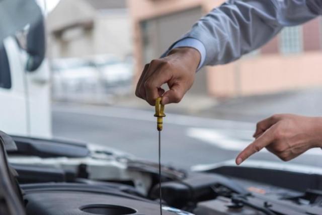 エンジンオイル量をチェックする様子