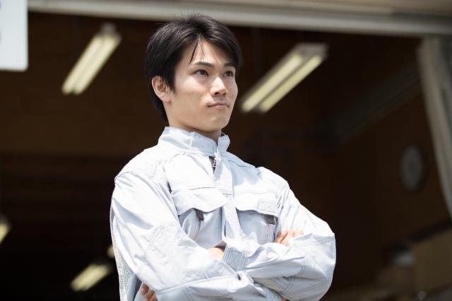 自動車整備工場で働く方法｜整備士の資格が取れる学校や年収とは？