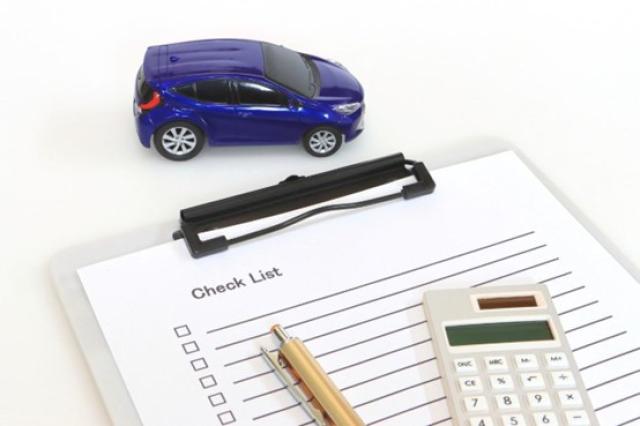ミニカーとチェックリスト、電卓、ペン