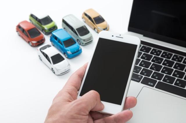 6つのミニカーとスマホとパソコン