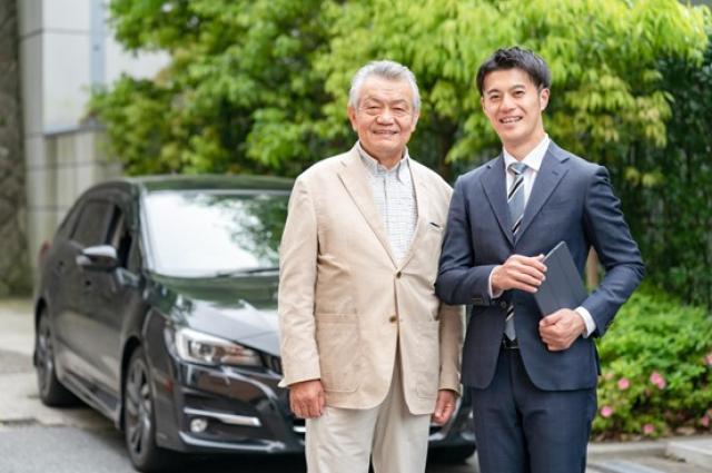 高齢男性と買取業者