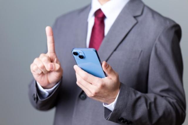 スマホを持つビジネスパーソン