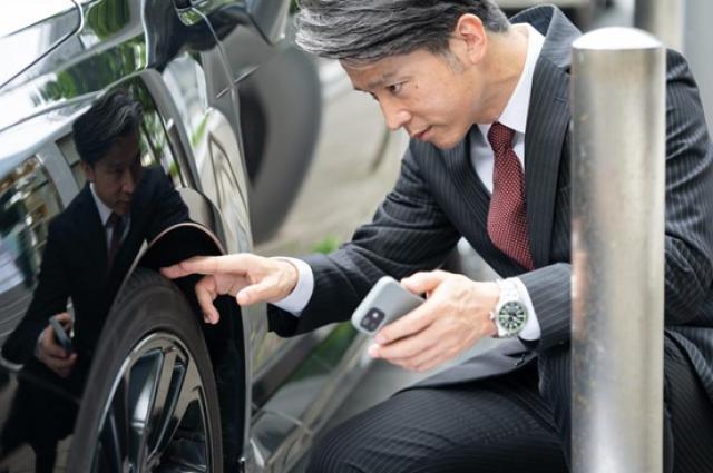 車の状態をチェックする男性