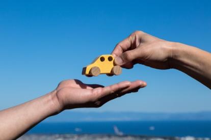 車の譲渡手続きガイド！名義変更に必要なステップを徹底解説
