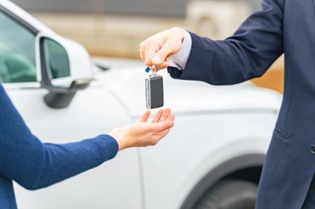 車の譲渡手続きガイド！名義変更に必要なステップを徹底解説