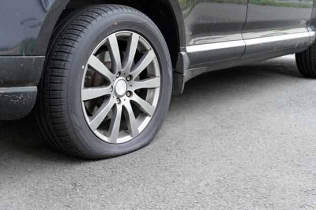 車のタイヤがパンクしたときはどうする?対応から予防までの全ガイド