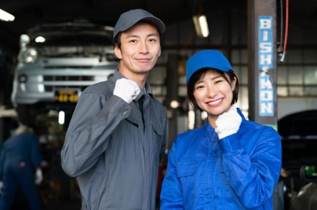 ガッツポーズをする自動車整備士