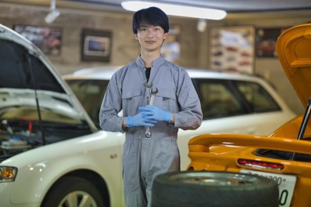笑顔の自動車整備士