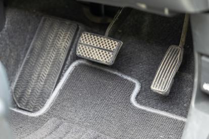 自動車のブレーキはメンテナンスが重要！費用や時期の目安、関連部品も解説 