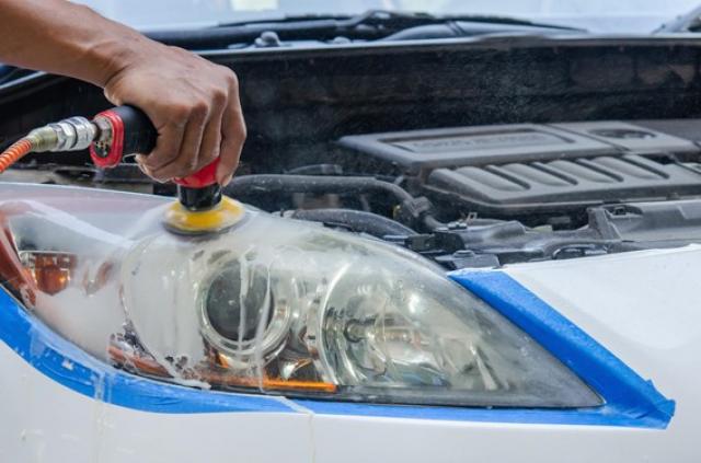 自動車のヘッドライトの黄ばみを綺麗にするには?汚れる原因や対策方法を解説