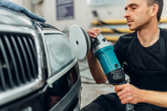 自動車のヘッドライトの黄ばみを綺麗にするには?汚れる原因や対策方法を解説