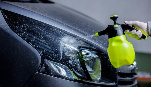 自動車のヘッドライトの黄ばみを綺麗にするには?汚れる原因や対策方法を解説