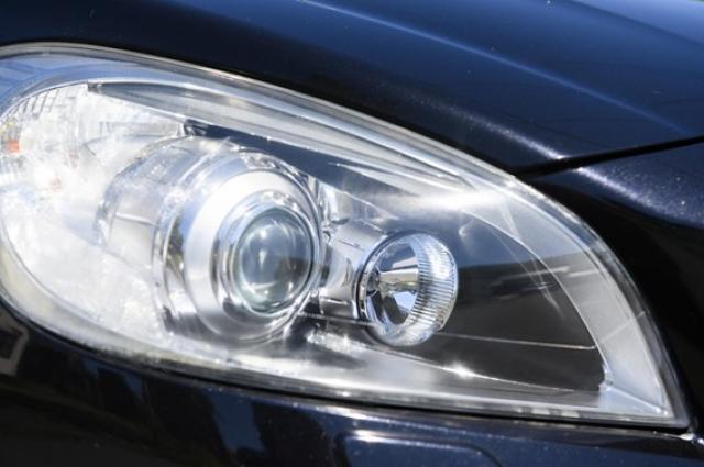 自動車のヘッドライトの黄ばみを綺麗にするには?汚れる原因や対策方法を解説