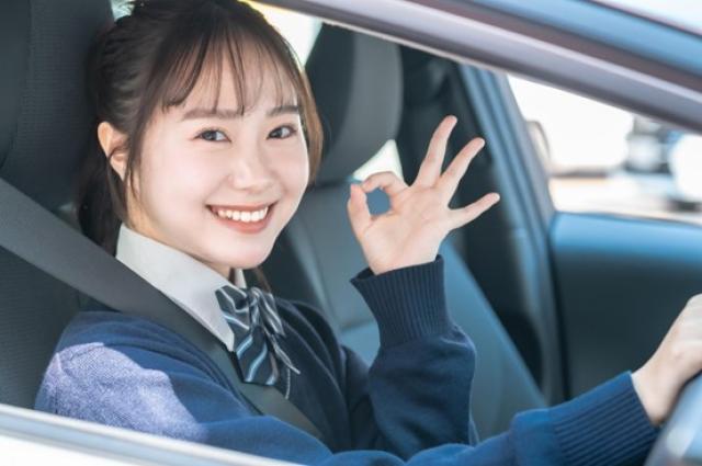 OKサインを出す女性