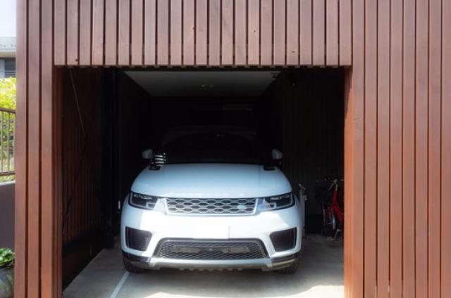 ガレージの中の車