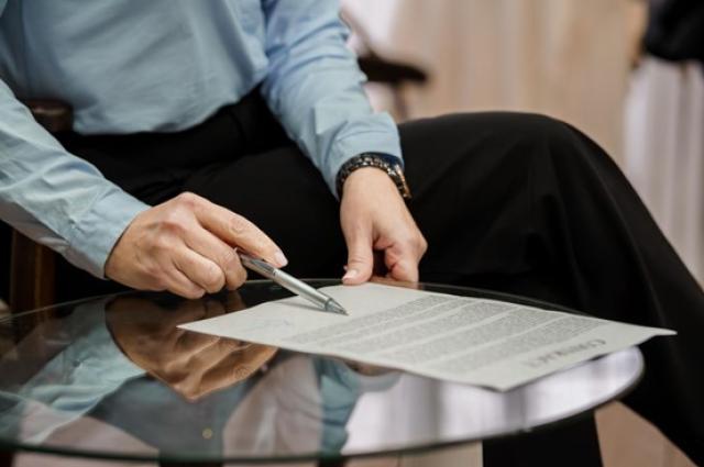 書類チェックをする男性の手元