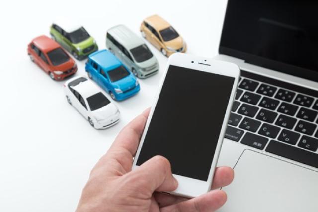 ミニカーとスマートフォン、パソコン
