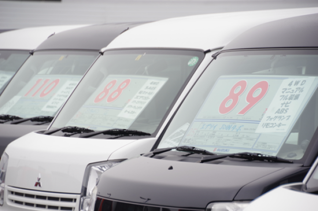 販売店に並ぶ中古車